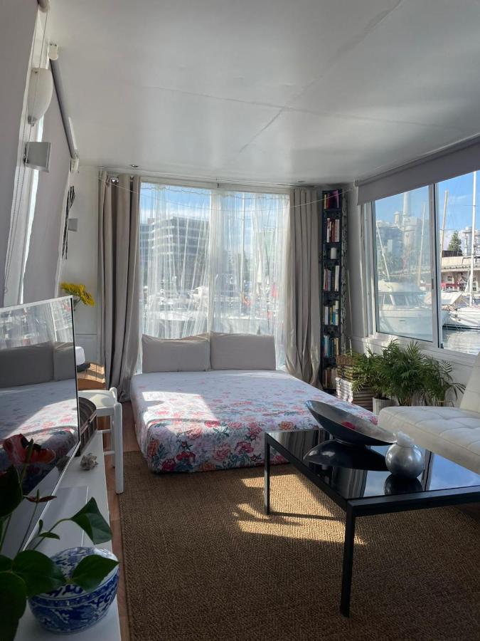 Light Bedroom In A Home Boat Barcelona Exteriör bild