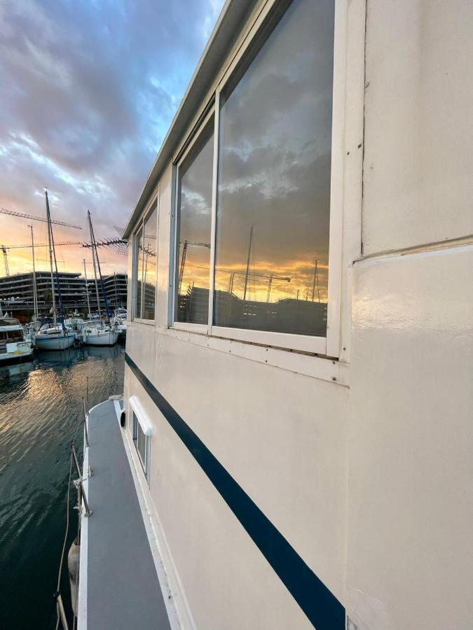 Light Bedroom In A Home Boat Barcelona Exteriör bild