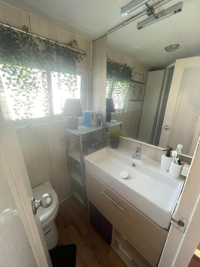 Light Bedroom In A Home Boat Barcelona Exteriör bild